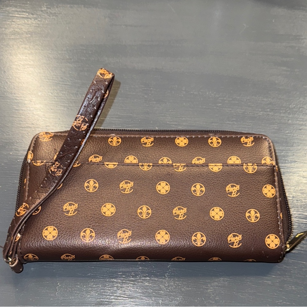 Brown Monogram Wristlet Wallet

Good condition!!